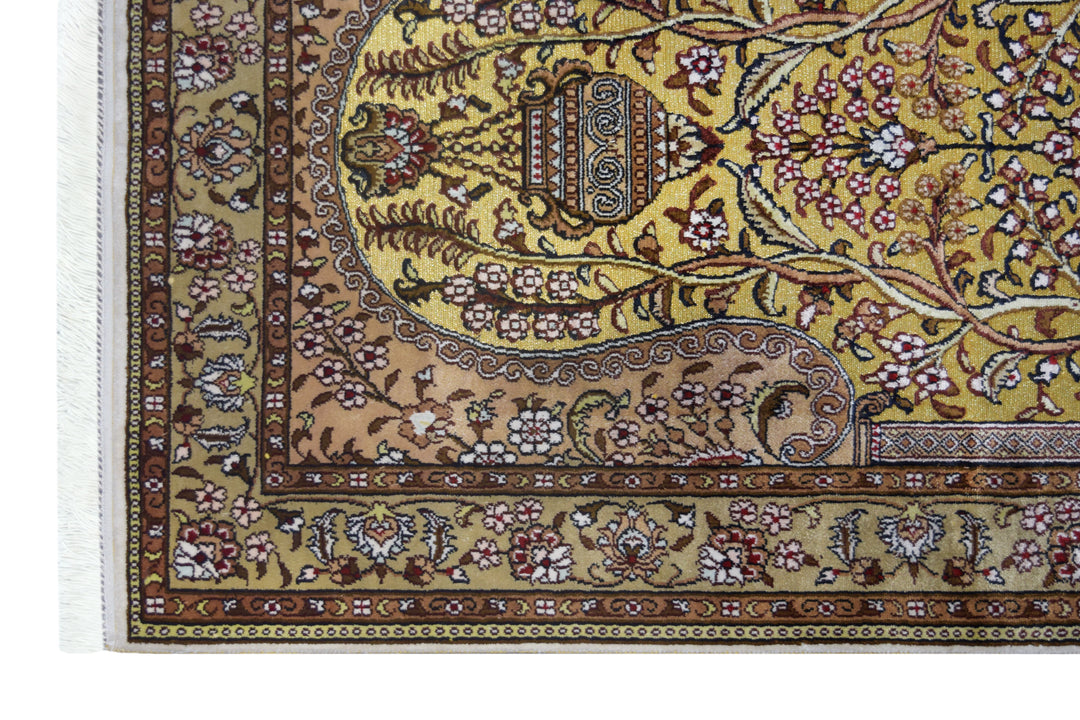 Qum Design Gold Vases Rug